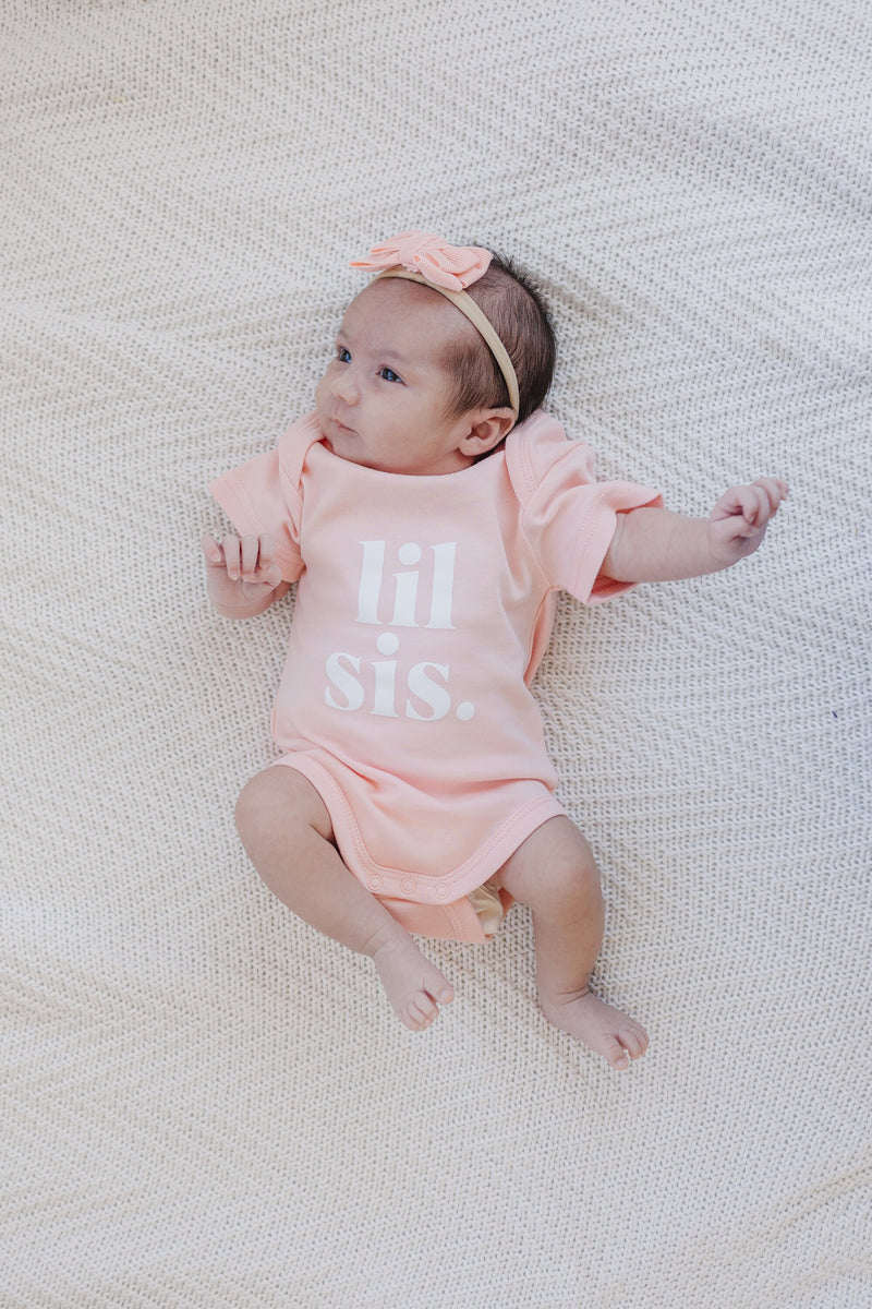 LIL SIS Organic Cotton Short-Sleeved Baby Bodysuit - Baby Girl Clothes - Little Sister Shirt - Pregnancy Gender Reveal Outfit - Graphic Tee